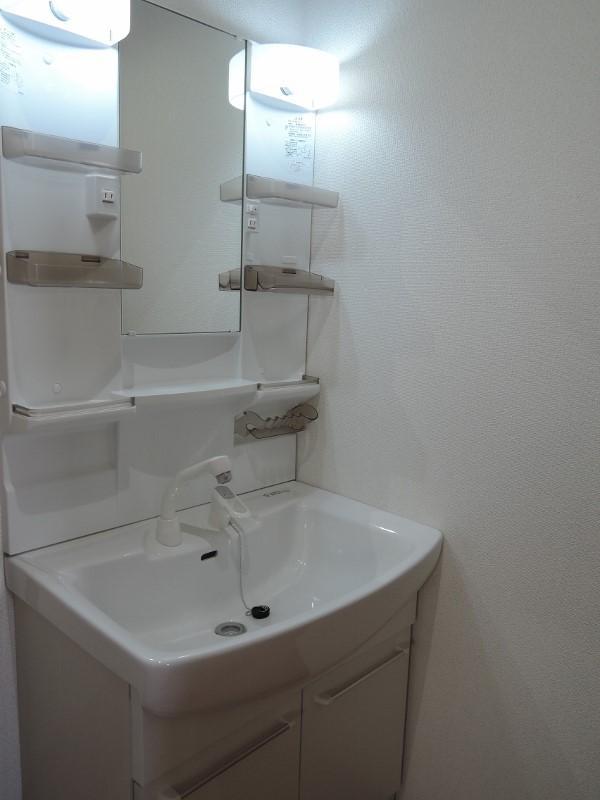Wash basin, toilet. Shampoo dresser