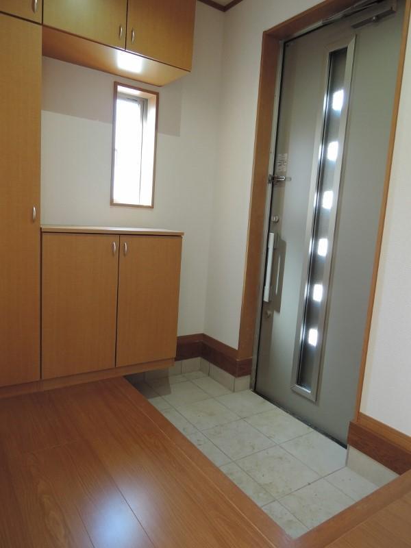 Entrance. In Akaritori of the door glass and the wall, Natural light bright foyer. 