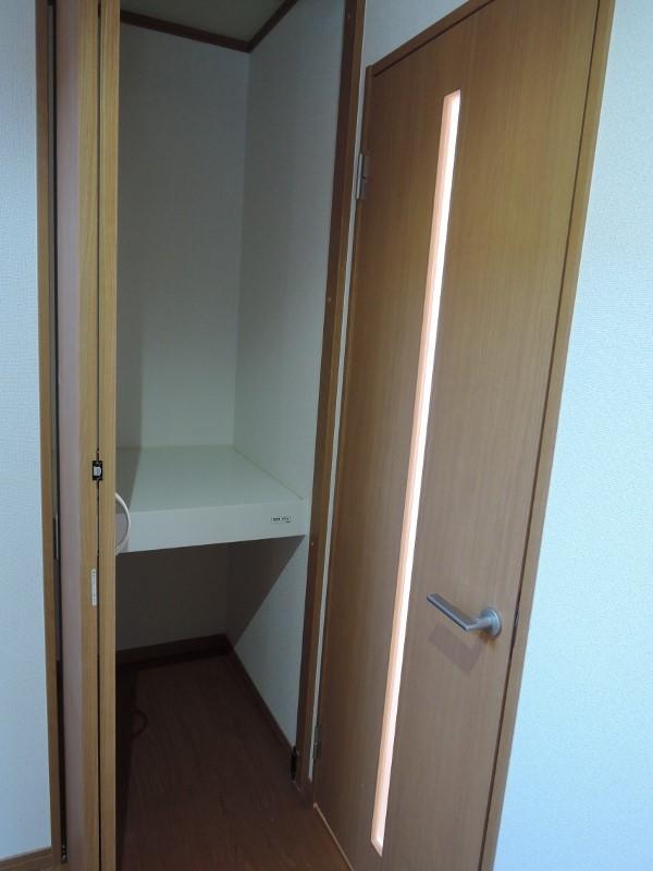 Other introspection. Entrance is a side of the corridor storage! 