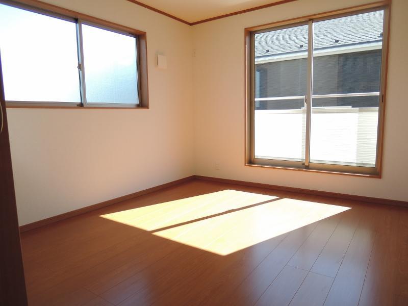 Non-living room. Second floor of the rooms are all two-sided lighting! 