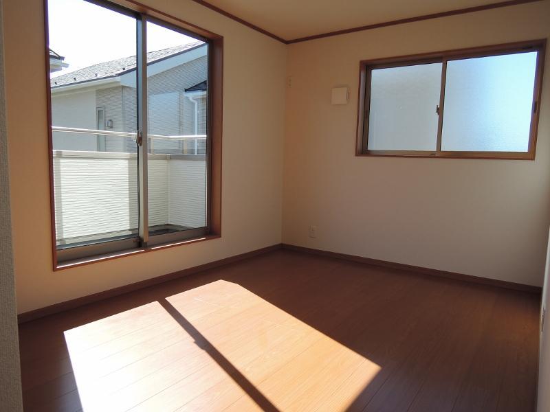 Non-living room. Second floor of the rooms are all two-sided lighting! 