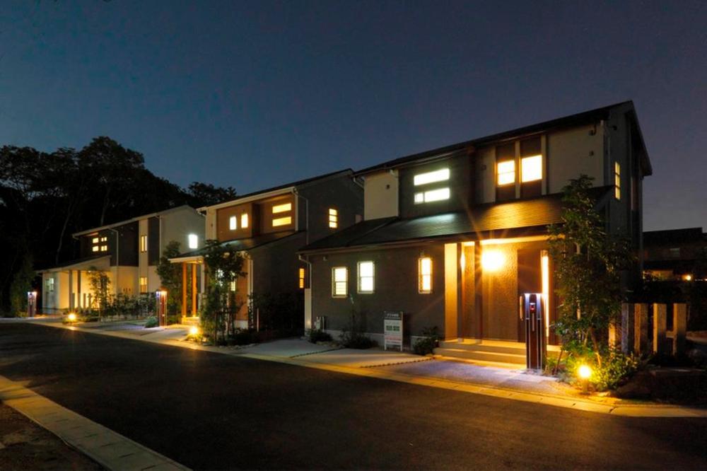 Local photos, including front road. House development that was based on the smart concept to propose in the future of energy in the way