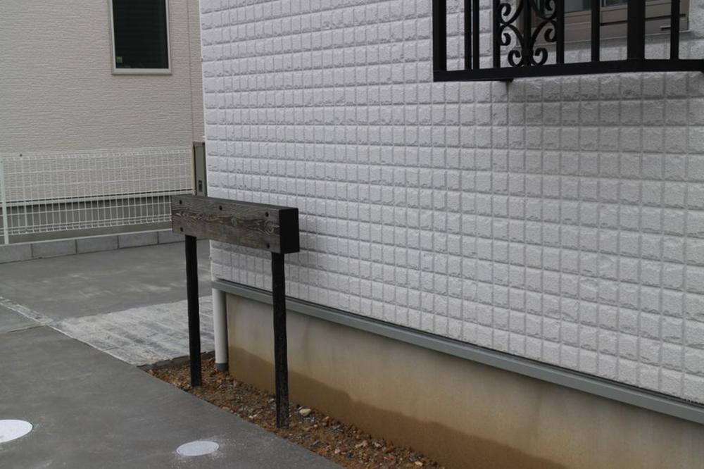 Garden. Nameplate also fashionable. 