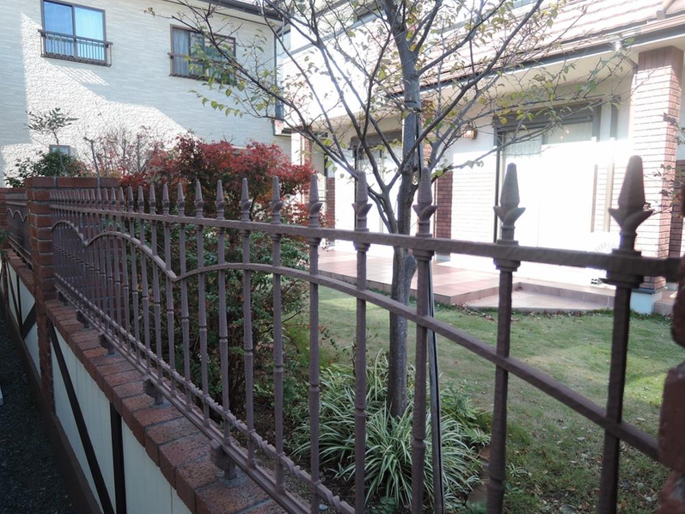 Garden. Exterior fence