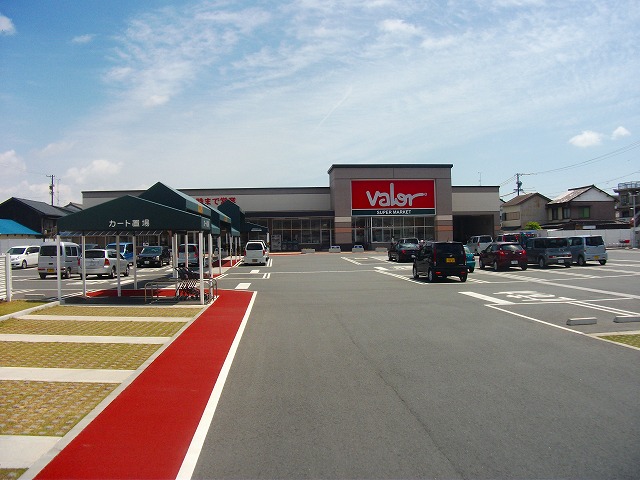 Supermarket. 890m to Barrow Nakajima (super)