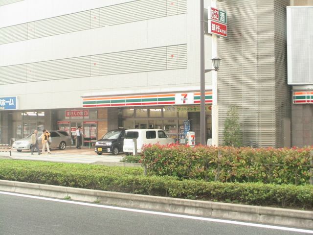 Convenience store. 300m to Seven-Eleven (convenience store)