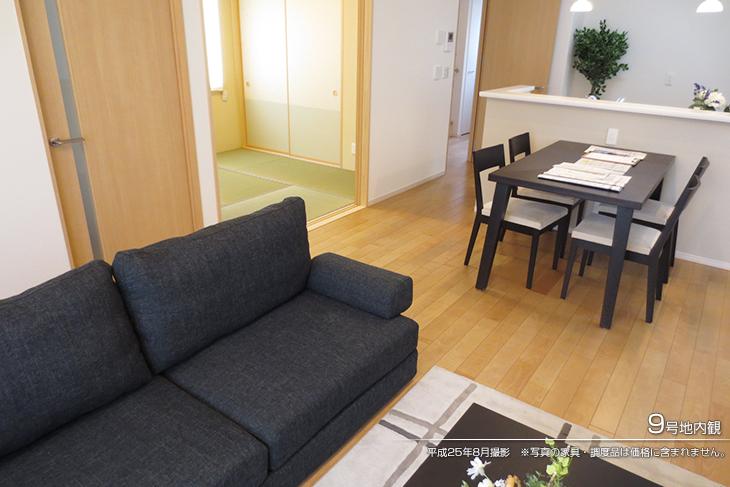 Living.  [No. 9 areas] [Introspection Photo] 2013 August shooting  ※ Photos furniture ・ Such as furniture are not included in the price. 