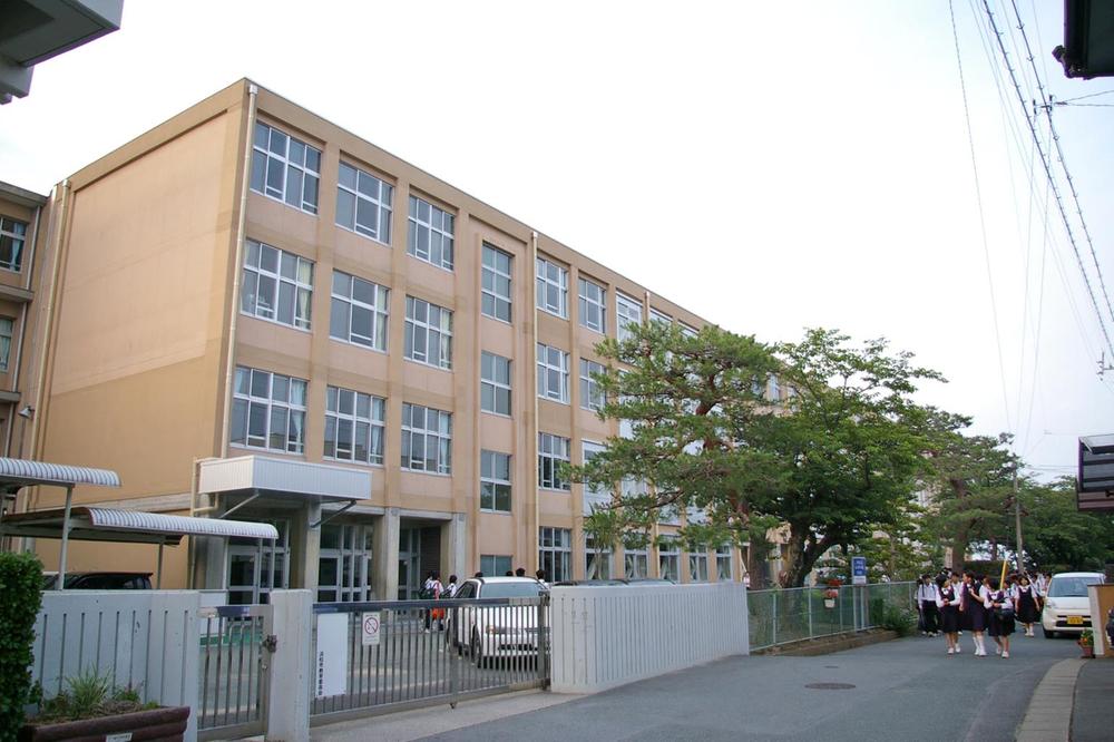 Junior high school. 1727m to the Hamamatsu Municipal hill junior high school