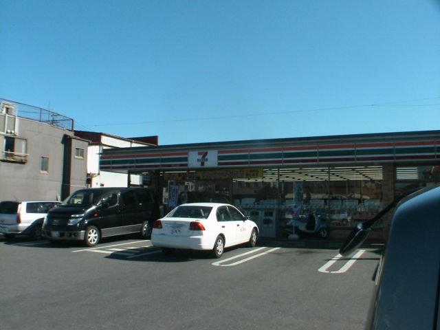 Convenience store. 700m to Seven-Eleven (convenience store)