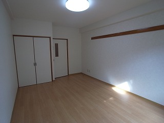 Living and room. 102, Room interior is a picture