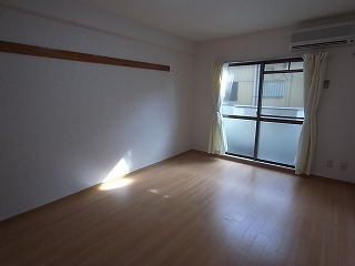 Other room space. 102, Room interior is a picture