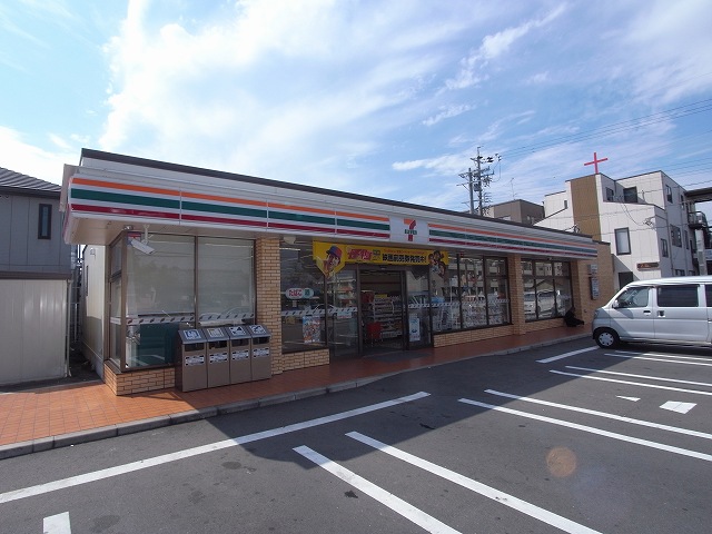 Convenience store. 600m to Seven-Eleven (convenience store)