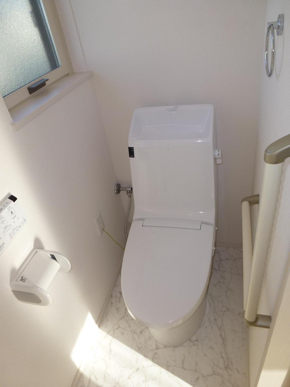 Toilet. Same specifications Adopt the eco-type of toilet that large use when the 12 liters of normal type was used six liters.  1F ・ 2F are both with shower toilet. 