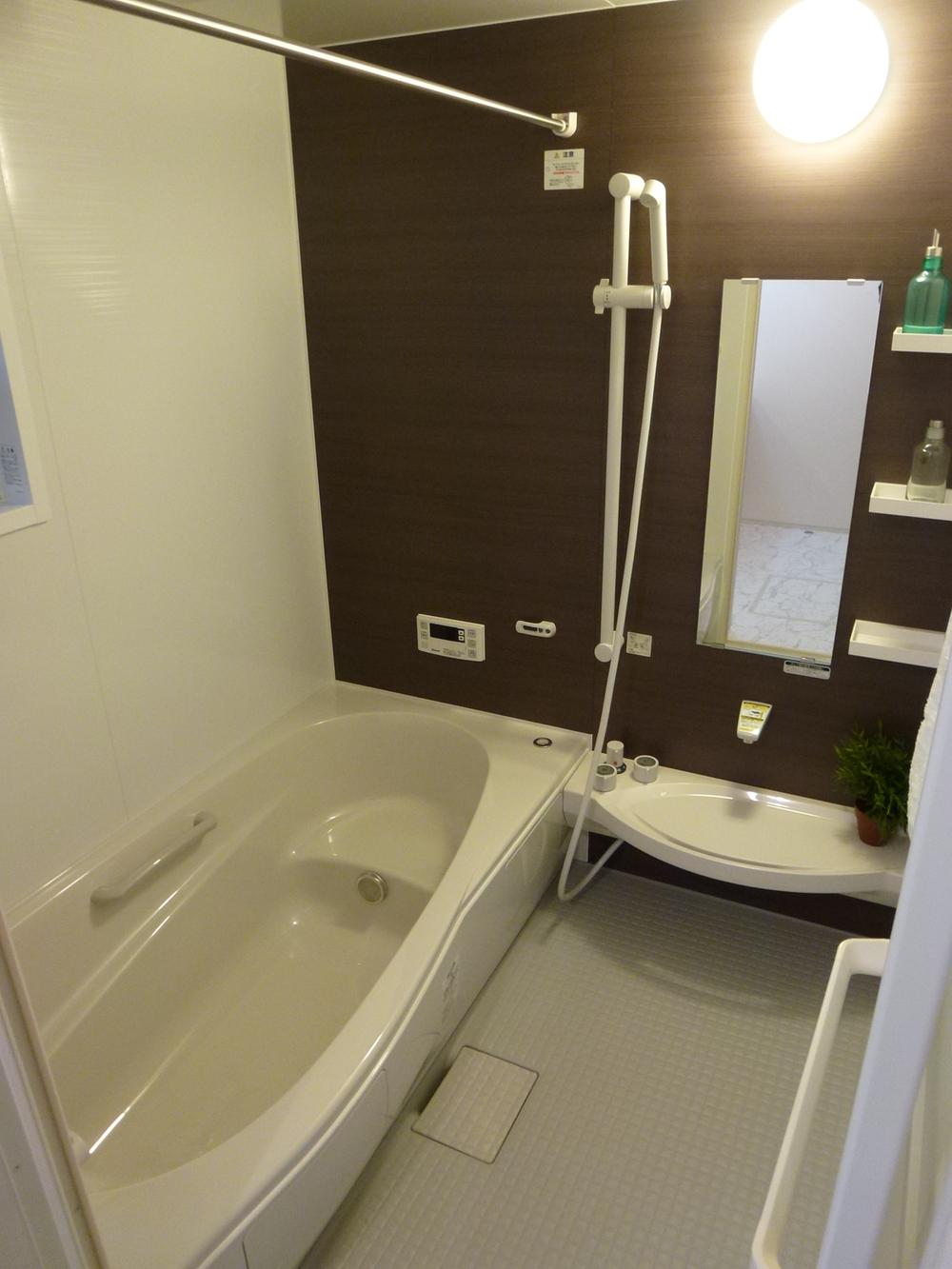 Same specifications photo (bathroom). Same specifications Bathroom adopts the bench with a bathtub that can be entered along with the children.  Effortless flooring cleaning ・ This function with the day-to-day cleaning the hair tends to unity "Kururin poi" function with becomes easy. 