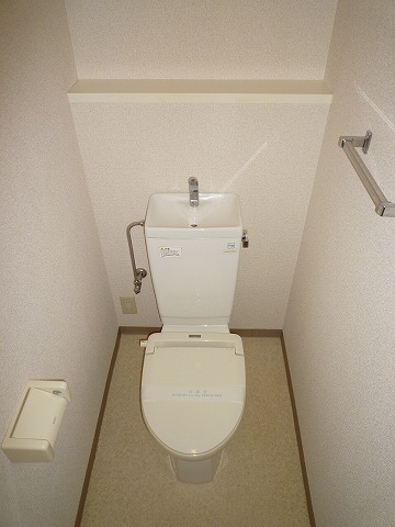 Toilet. Heating toilet seat