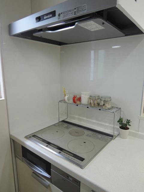 Kitchen. Just wipe a quick. Cleaning is very effortless range hood & IH Cooking Heater.