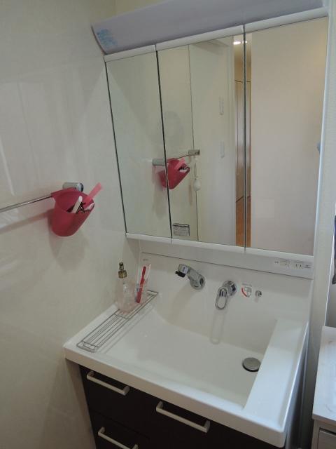 Wash basin, toilet. Vanity faucet and the form is fashionable.