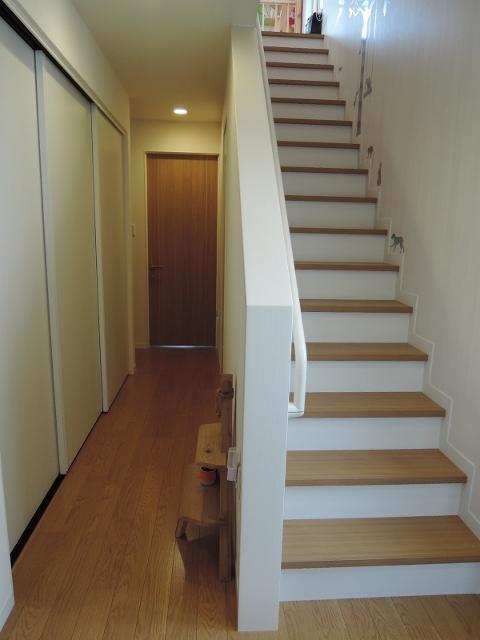 Other introspection. Large hallway storage. Fashionable stairs of the two-tone color.