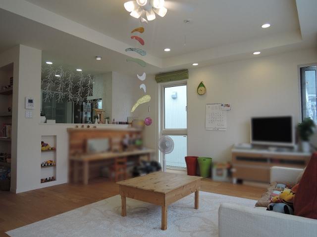 Living. Produce a space that down light is calm.  ※ Furniture before the kitchen is movable. Owners of handmade (^^)