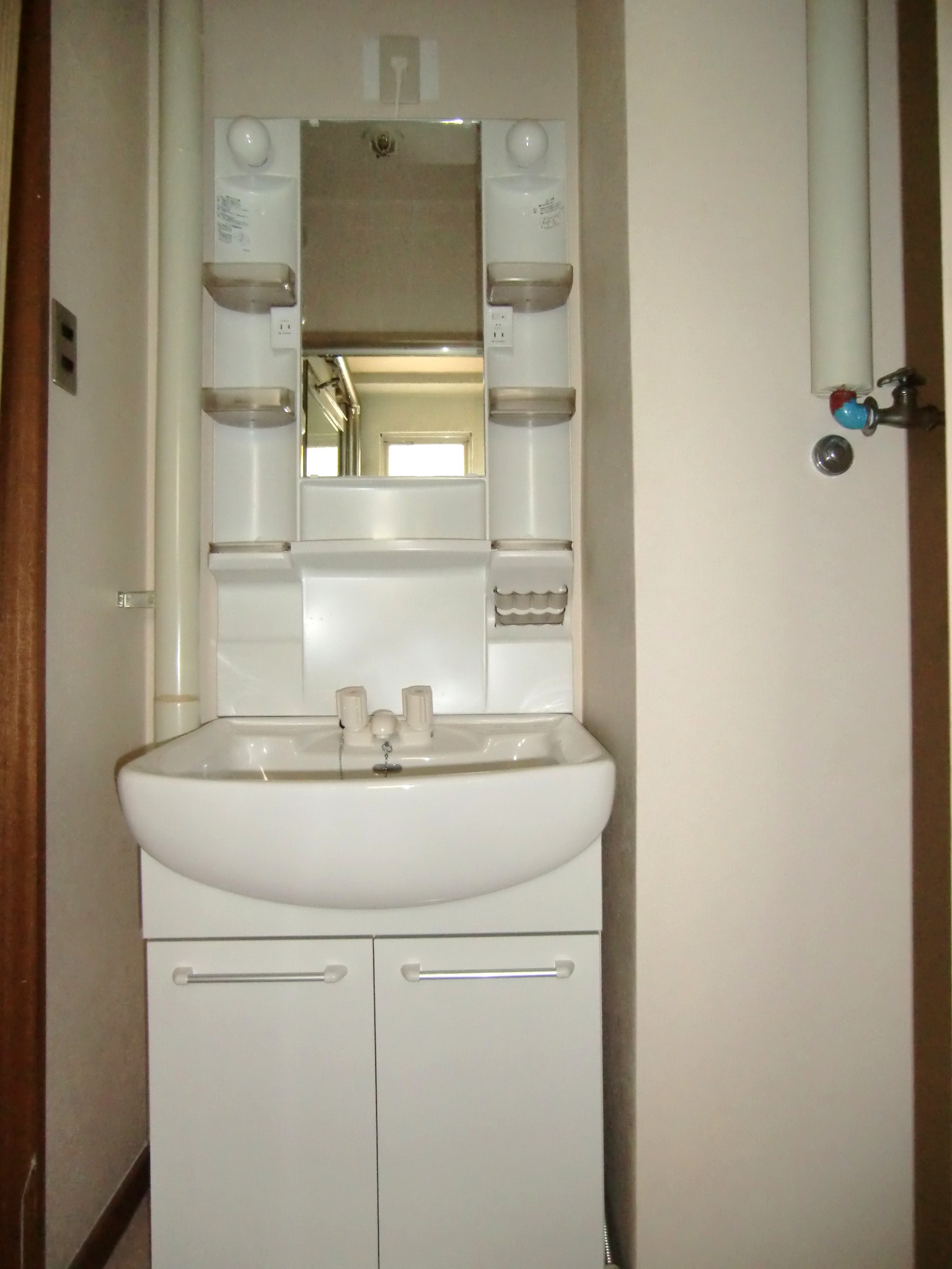 Washroom. It comes with shampoo dresser