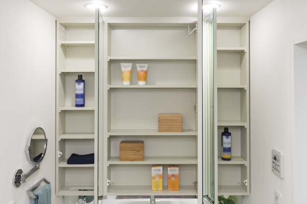 Bathing-wash room.  [Kagamiura storage with triple mirror] On the rear surface of the mirror marked with the anti-fog function, Storage rack that can organize, such as cosmetics and toiletries are provided (same specifications)