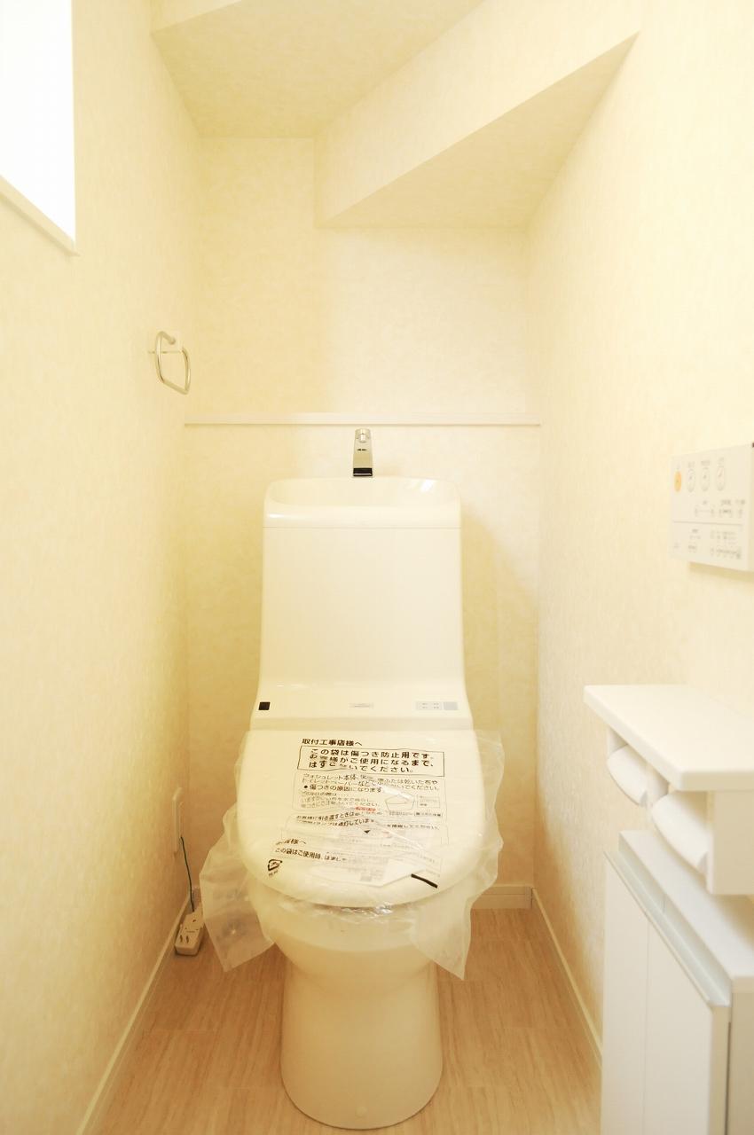 Toilet. Toilets are friendly shade tones and beige. Floor There are also warm in woodgrain. (May 2013 shooting)