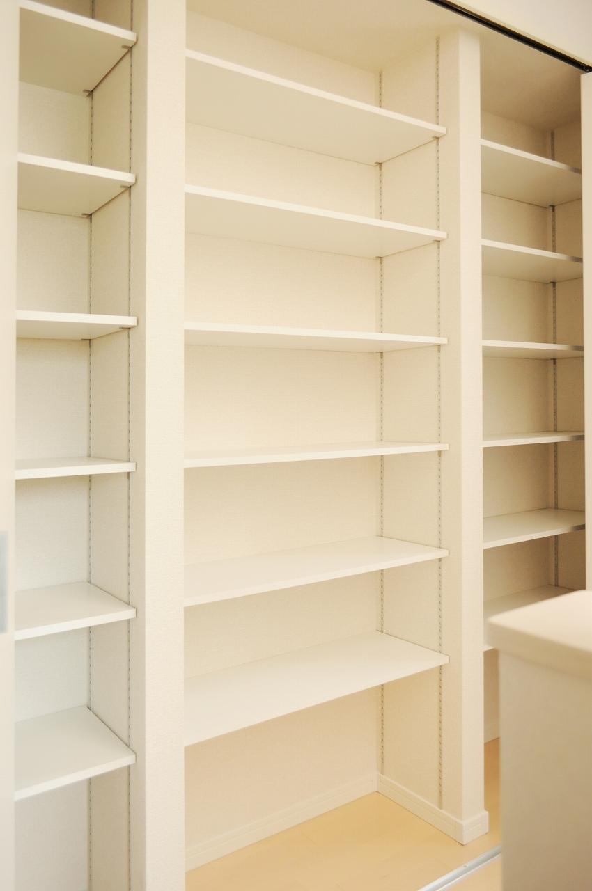 Receipt. Large capacity of the closet made in the wall full of second floor Hall (May 2013 shooting)