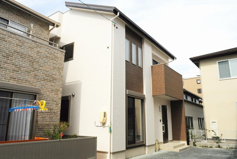 Local appearance photo. Exterior Photos. It is a design that uses two colors of white and brown. Parking space is also wide. (May 2013 shooting)