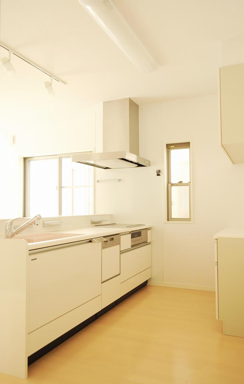Kitchen. Kitchen photo. Dishwasher ・ With IH cooking heater. Sink is pale pink (May 2013 shooting)