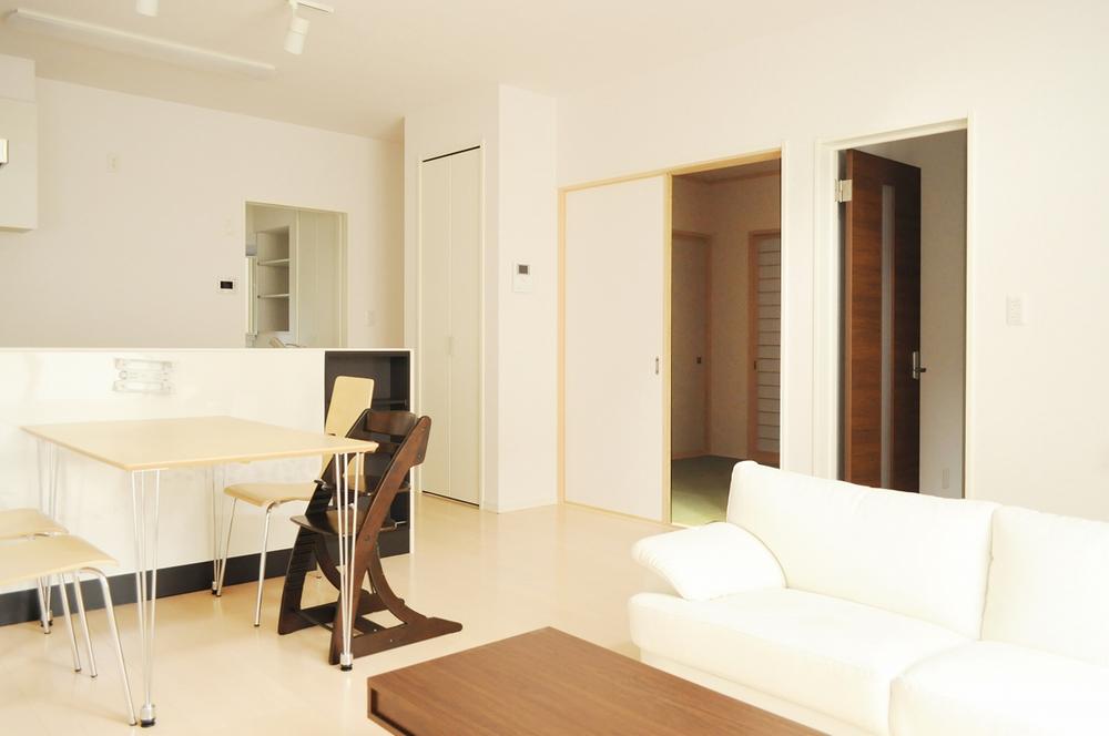 Living. Appearance as seen from the living room. There is storage space in the vicinity of the kitchen. (May 2013 shooting)