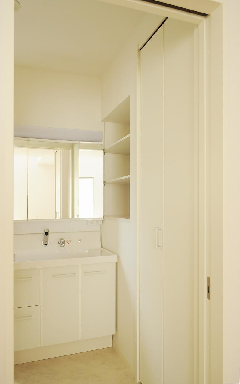 Wash basin, toilet. Also provided with a storage space in the basin dressing room. Since the wall with faucet care is also easy. (May 2013 shooting)