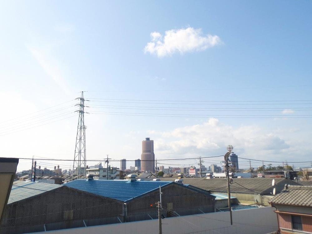 View photos from the dwelling unit. Is the view from the local rooftop balcony. (April 2013 shooting)