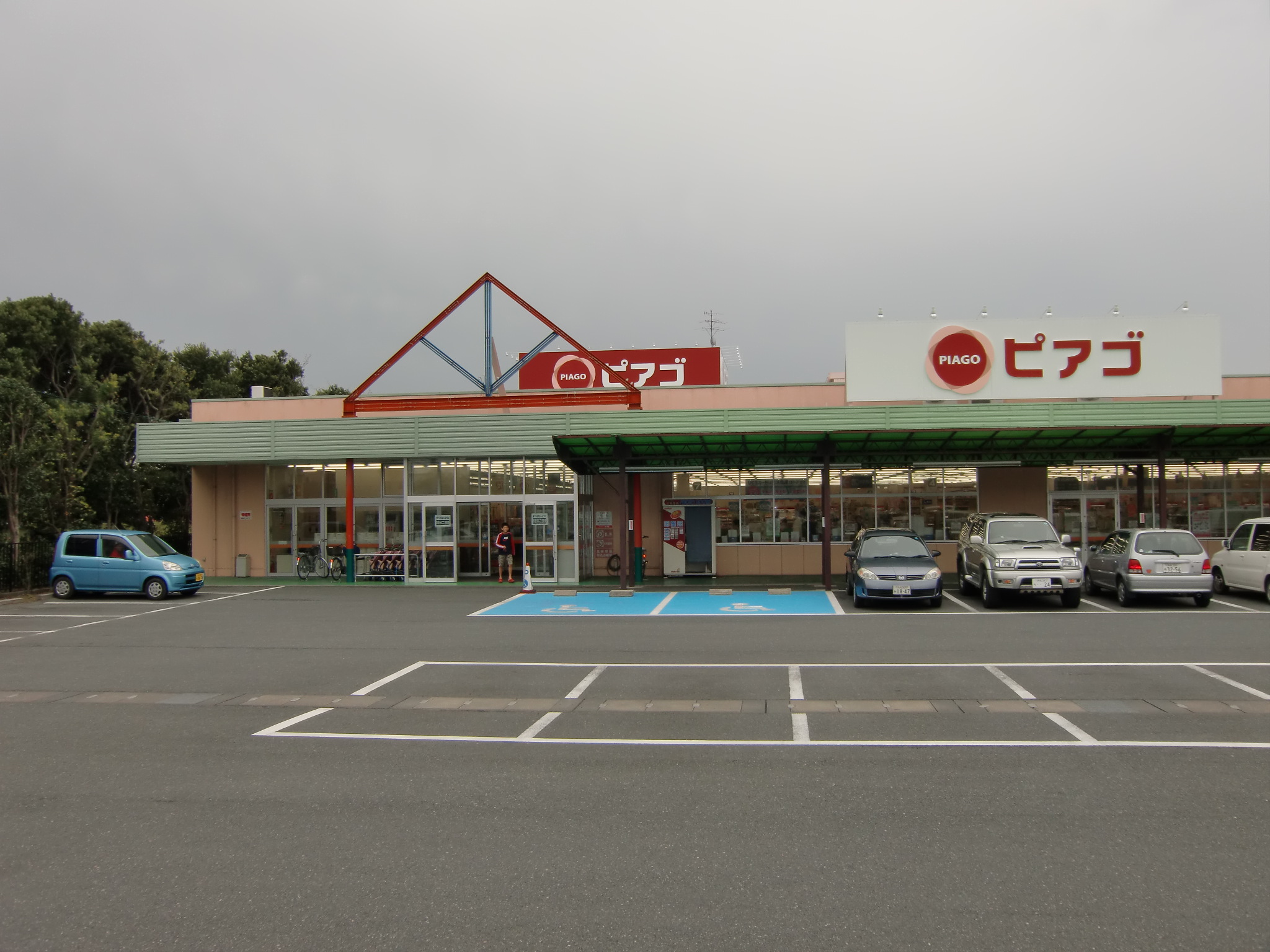 Supermarket. Piago Ueshima store up to (super) 380m