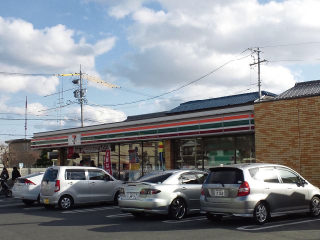 Convenience store. 650m to Seven-Eleven (convenience store)