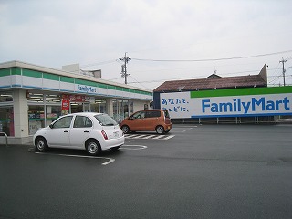 Convenience store. 300m to Family Mart (convenience store)