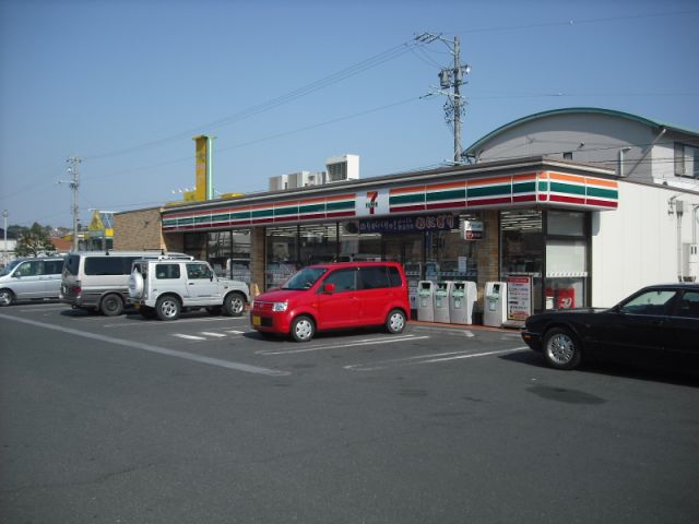 Convenience store. 300m to Seven-Eleven (convenience store)