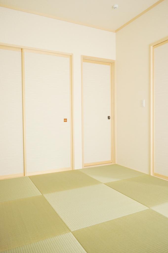Non-living room. Japanese-style room. There is a door on the entrance side and the living side two places. (September 2013 shooting)