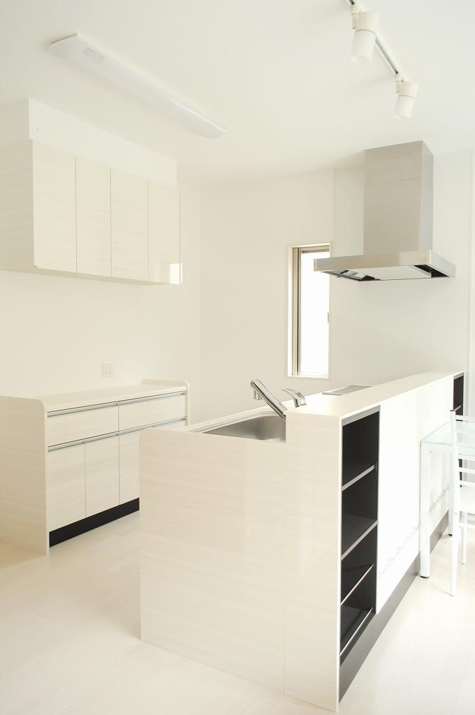 Kitchen. IH cooking heater ・ Dishwasher with a kitchen. Also it comes with a cupboard. (September 2013 shooting)