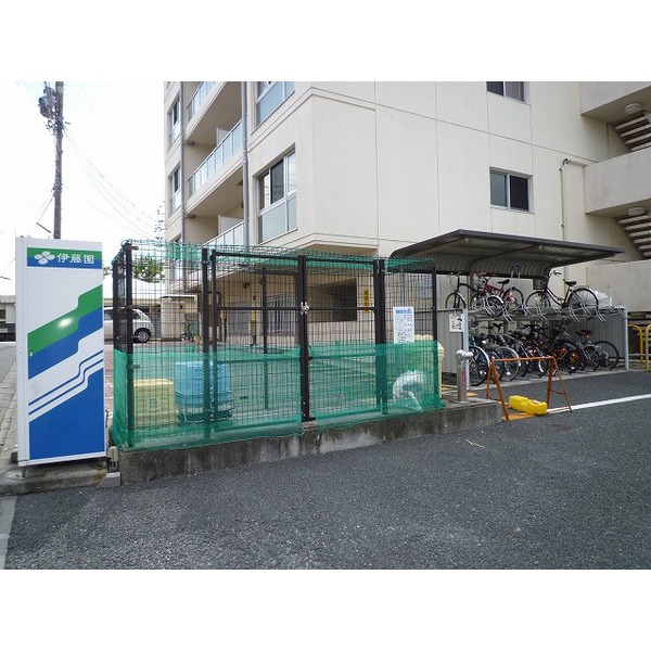 Other common areas. Bicycle-parking space ・ Garbage yard