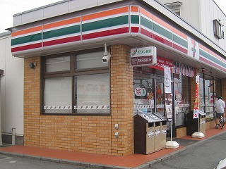 Convenience store. 670m to Seven-Eleven (convenience store)