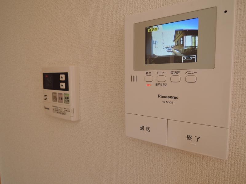 Other Equipment.  [All building standard specification] Intercom with color monitor, YuCho in the hot water supply wall remote control, Add-fired. 