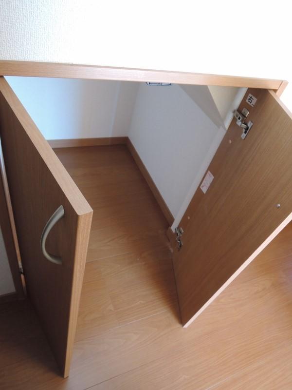 Receipt.  [All building standard specification] Stairs under storage