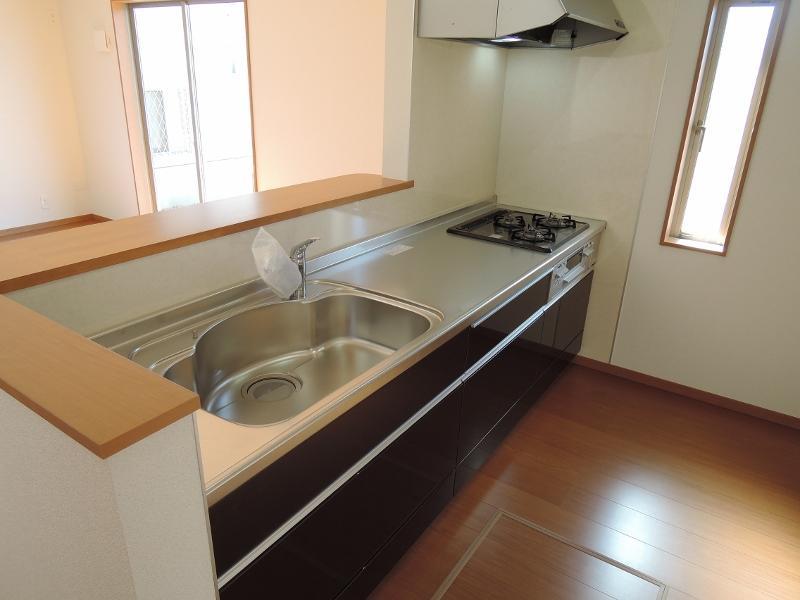 Kitchen. No sleeves wall open counter! Small window, Underfloor Storage is popular. 