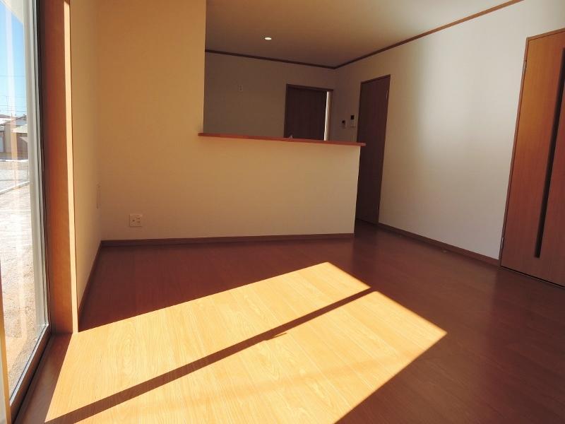 Living. Door slit glass specification between the living room and the hallway. Also it contains the natural light in the hallway. 