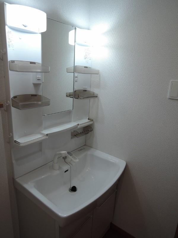 Wash basin, toilet. Shampoo dresser