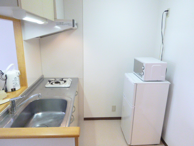 Kitchen. refrigerator ・ Also it comes with a microwave oven.