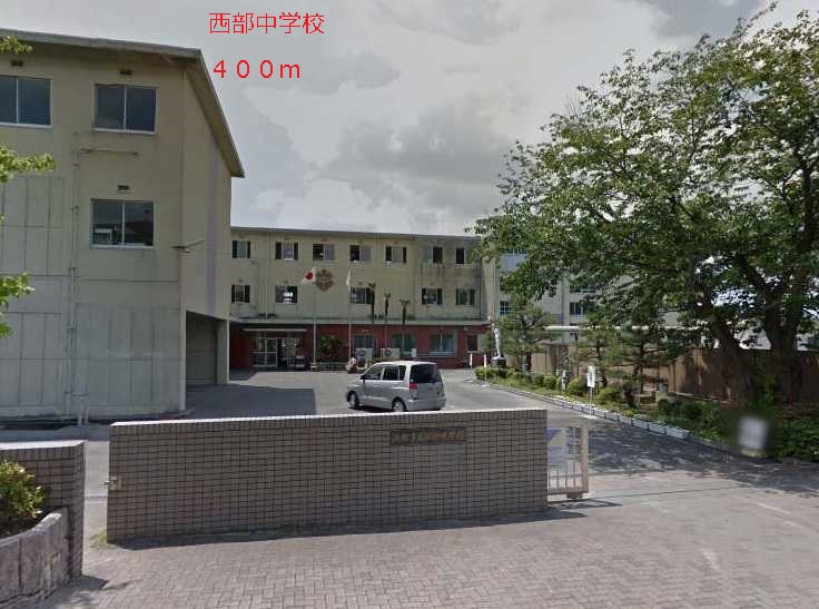 Junior high school. 400m to the western junior high school (junior high school)