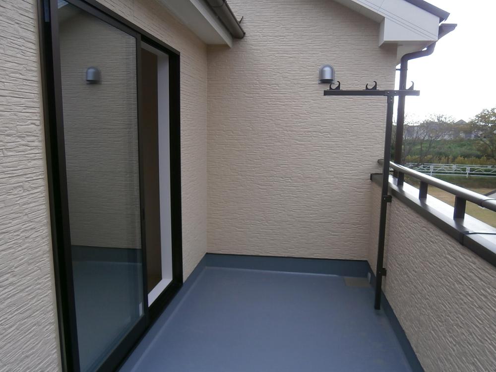 Balcony. 5 Pledge is a wide balcony of minutes. (Local September 1, 2013 shooting)