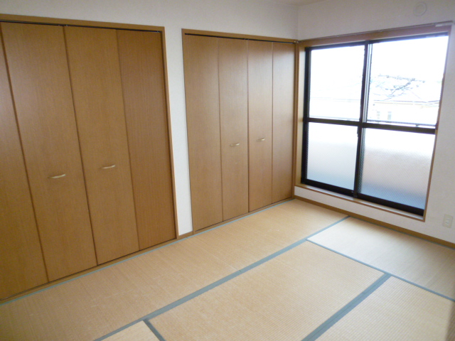 Other room space. Japanese-style room 6 Pledge facing the balcony. Housed in two places