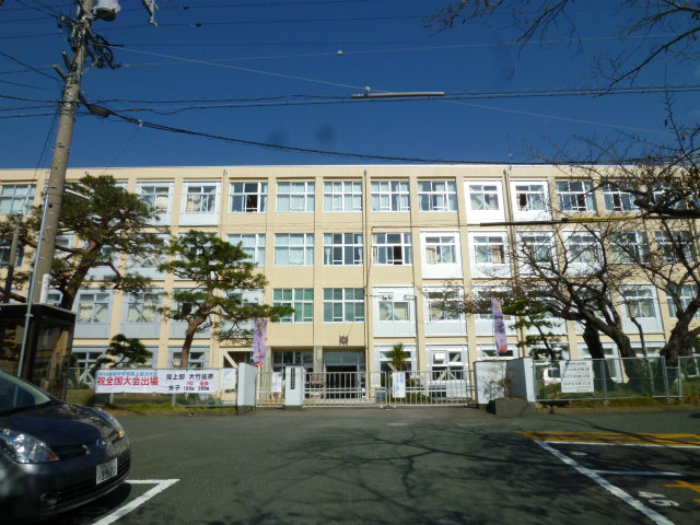 Junior high school. 300m up the hill junior high school (junior high school)